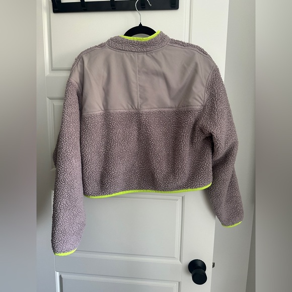 Nike Gray / Lime Green Cropped Sherpa Fleece Pullover - Picture 4 of 4